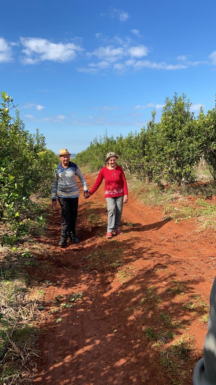Don Luis y María Isabel en la chacra